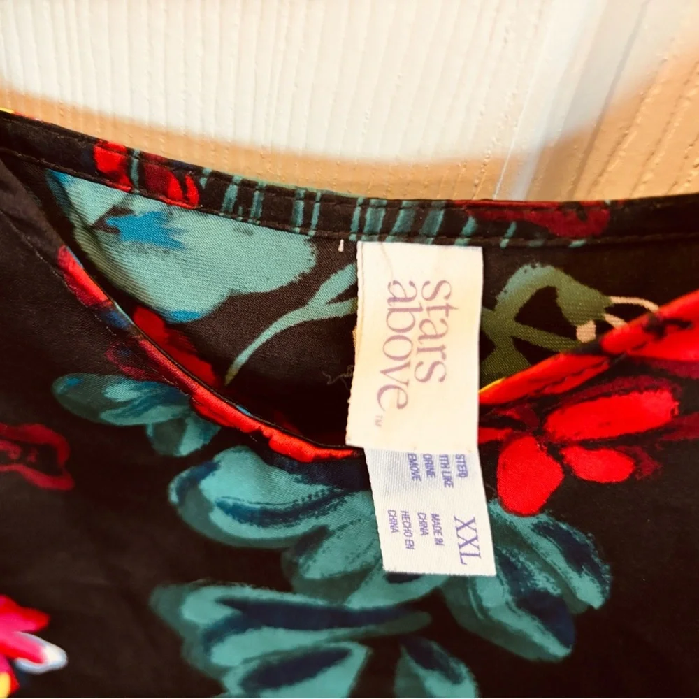 Stars Above Black and Red Graphic Sleeveless Camisole - Picture 3 of 3